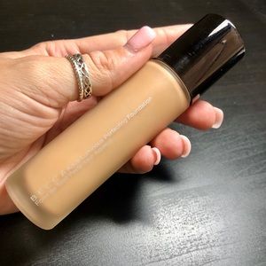 Becca Aqua Luminous Foundation in Light